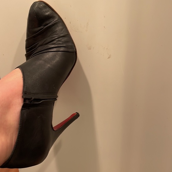 Black Leather Closed Toe Bootie Pump Size 40 - Picture 3 of 7